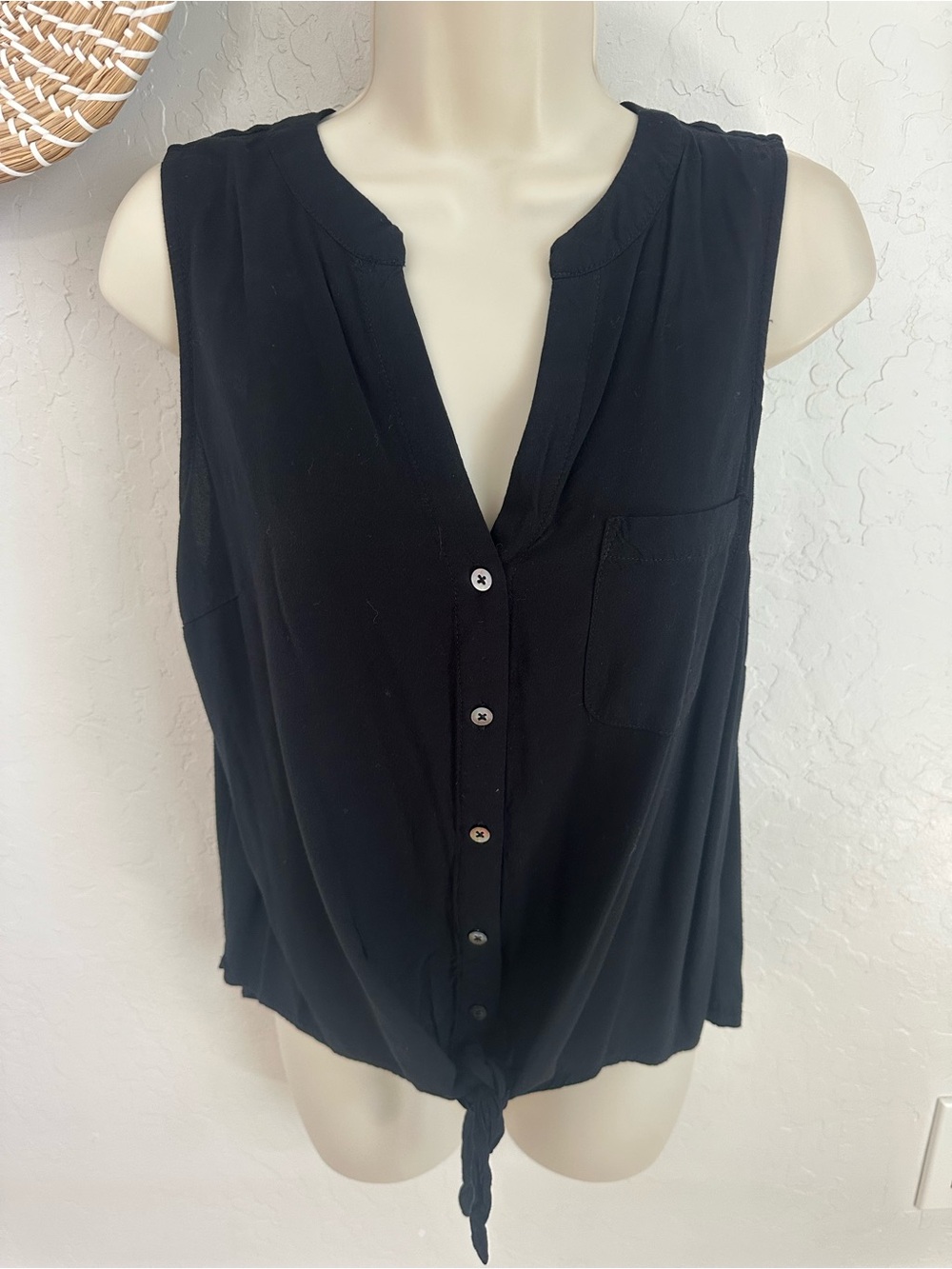 a new day Black Sleeveless Button-Front Tie Hem Top. Size Large